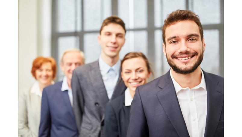 Mehrere Personen lächelnd im Business Outfit