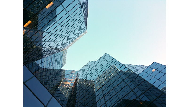 Hochhäuser mit verglasten Fassaden