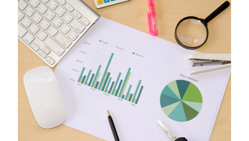 Papier auf Tisch mit Analysediagrammen